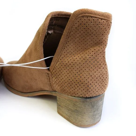 NWT SEVEN7 Vegan Suede Soho Ankle Booties Size 6 - Picture 12 of 12